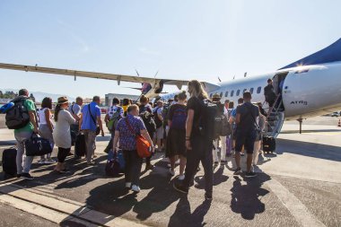 Ljubljana, Slovenya, 5 Ağustos 2019. Ljubljana Uluslararası Havaalanı. Yolcular piste iner