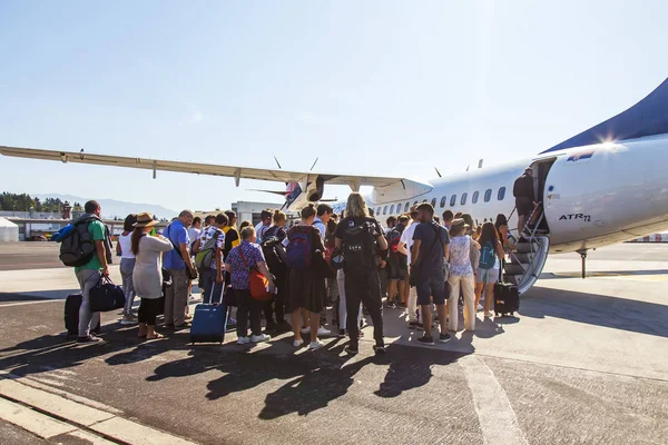 2019年8月5日 スロベニア リュブリャナ リュブリャナ国際空港乗客は滑走路上の飛行機に入る — ストック写真