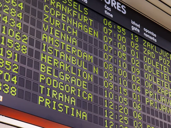 斯洛文尼亚卢布尔雅那 2019年8月10日 卢布尔雅那国际机场 候机室的航班起飞时间表 — 图库照片