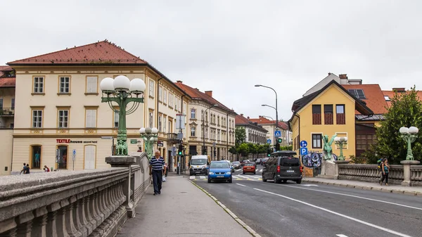 Ljubljana Słowenia Sierpnia 2019 Malowniczym Widokiem Miasto Most Zmajski Przez — Zdjęcie stockowe