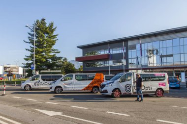Ljubljana, Slovenya, 10 Ağustos 2019. Ljubljana Uluslararası Havaalanı. Mekikler yolcuları bekliyor