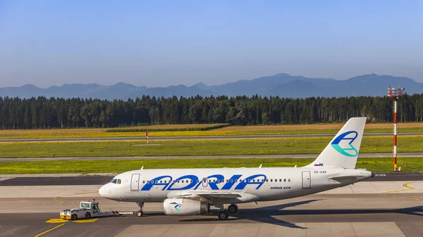 Ljubljana Slovenia August 2019 Ljubljana International Airport Aircraft Take Strip — Stock Photo, Image