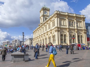 Moskova, Rusya, 27 Ağustos 2019. Komsomolskaya Meydanı başkentin ana ulaşım merkezlerinden biridir. Leningrad Tren İstasyonu.
