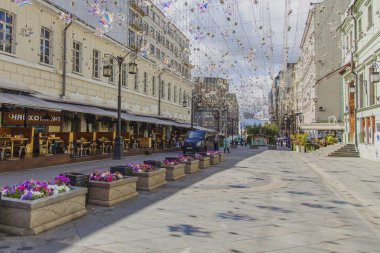 Moskova, Rusya, 27 Ağustos 2019. Kamerun Lane (Kamergerskyi) geleneksel mimari topluluk ile tipik Moskova sokaklarından biridir