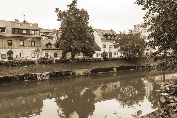 Ljubljana Slovenien Augusti 2019 Pittoresk Utsikt Över Staden Floden Embankment — Stockfoto