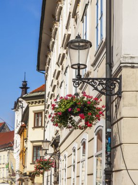 Ljubljana, Slovenya, 5 Ağustos 2019. güzel fener şehrin tarihi bölümünde eski binanın cephe sini süsler.