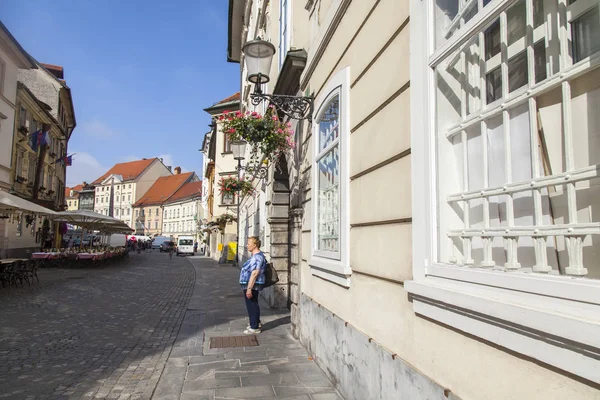 Ljubljana Slovenia August 2019 Beautiful Lantern Decorates Facade Old Building — Stock Photo, Image