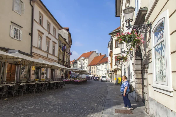 Ljubljana Slovenia August 2019 Beautiful Lantern Decorates Facade Old Building — Stock Photo, Image