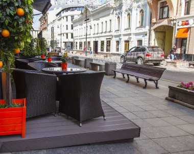 Moskova, Rusya, 27 Ağustos 2019. şehrin tarihi bölümünde rahat sokak kafe