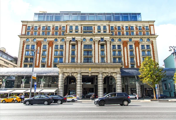 2019年8月27日 ロシア モスクワ トヴェルスカヤは首都の主要な通りの一つです ヒストリック ホテル ナショナル ビルディング — ストック写真