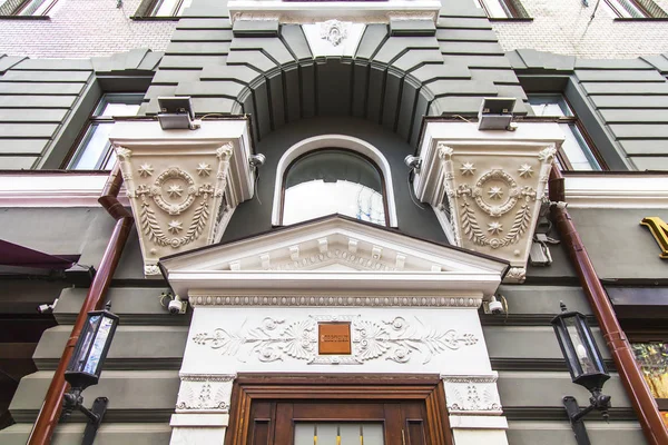 Moskova, Rusya, 27 Ağustos 2019. Kamergerskyi pereulok geleneksel mimari topluluk ile tipik Moskova sokaklarından biridir. Tipik bir binanın yükseklik parçası