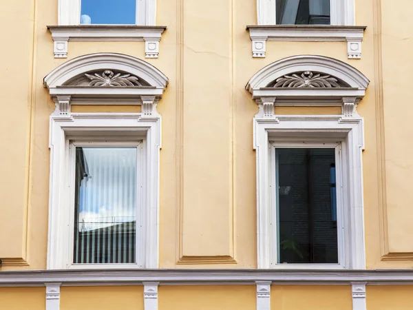 Moskova, Rusya, 27 Ağustos 2019. Kamergerskyi pereulok geleneksel mimari topluluk ile tipik Moskova sokaklarından biridir. Tipik bir binanın yükseklik parçası