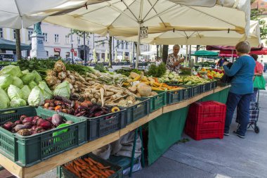Ljubljana, Slovenya, 5 Ağustos 2019. kentin tarihi bölümünde geleneksel Pazar çiftlik pazarı. Taze sebze ve meyveler raflara serilir.