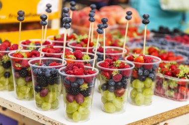 Bir vitrinşeffaf gözlük berry kokteyl