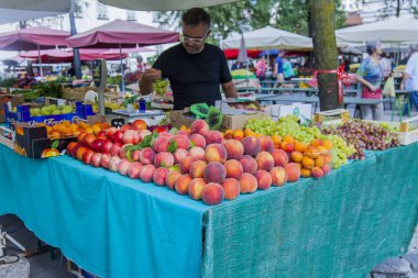 Ljubljana, Slovenya, 5 Ağustos 2019. kentin tarihi bölümünde geleneksel Pazar çiftlik pazarı. Taze sebze ve meyveler raflara serilir.