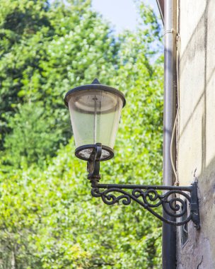 Ljubljana, Slovenya, 5 Ağustos 2019. güzel fener şehrin tarihi bölümünde eski binanın cephe sini süsler.