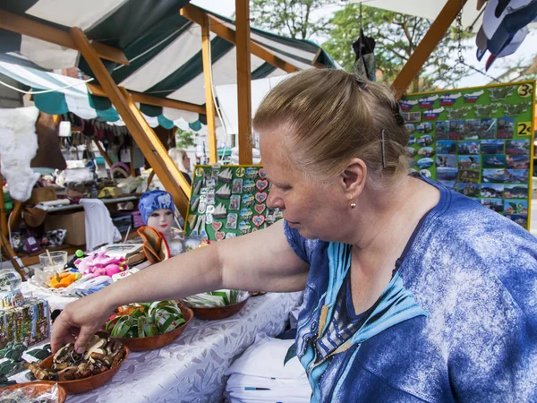 Ljubljana Slovenia August 2019 Traditional Sunday Fair Elderly Woman Chooses — Stock Photo, Image