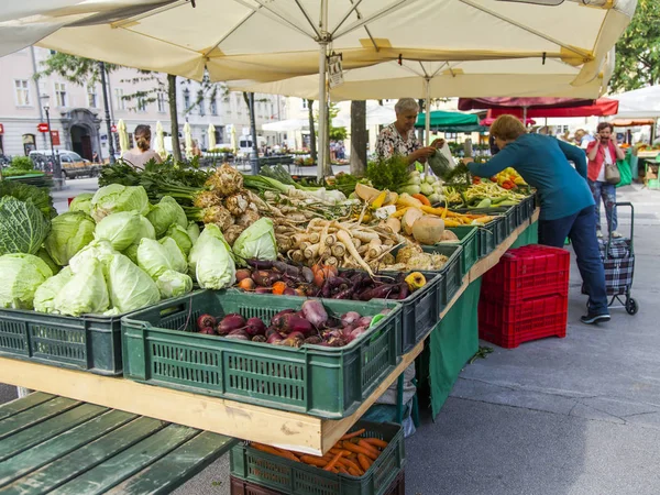 斯洛文尼亚卢布尔雅那 2019年8月5日 传统的周日农贸市场在城市的历史部分 货架上摆放着新鲜蔬菜和水果 — 图库照片