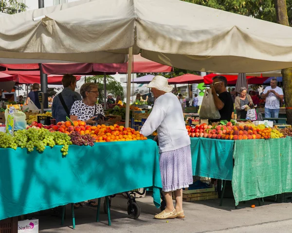 Liubliana Eslovenia Agosto 2019 Tradicional Mercado Agrícola Dominical Mujer Mayor —  Fotos de Stock