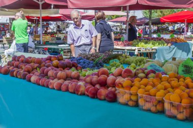 Ljubljana, Slovenya, 5 Ağustos 2019. kentin tarihi bölümünde geleneksel Pazar çiftlik pazarı. Taze sebze ve meyveler raflara serilir.