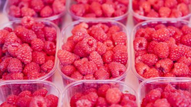 Taze ahududu kutularındaki dükkanı bir tezgahın üzerine dışarı atılır