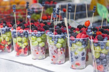 Bir vitrinşeffaf gözlük berry kokteyl