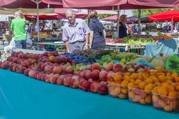 Ljubljana, Slovenya, 5 Ağustos 2019. kentin tarihi bölümünde geleneksel Pazar çiftlik pazarı. Taze sebze ve meyveler raflara serilir.