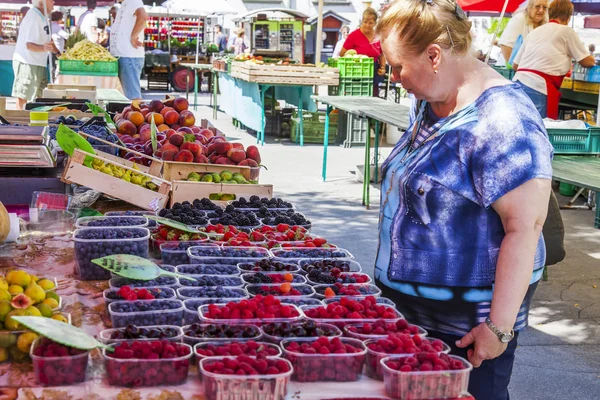 Liubliana Eslovênia Agosto 2019 Mercado Tradicional Fazenda Dominical Mulher Idosa — Fotografia de Stock