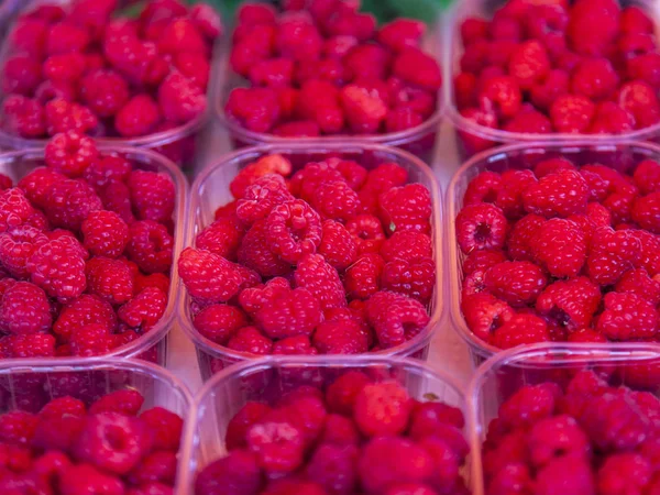 Taze ahududu kutularındaki dükkanı bir tezgahın üzerine dışarı atılır