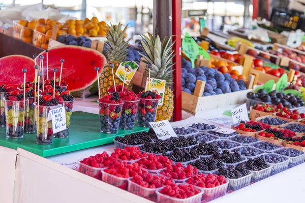 Ljubljana, Slovenya, 5 Ağustos 2019. kentin tarihi bölümünde geleneksel Pazar çiftlik pazarı. Taze sebze ve meyveler raflara serilir.
