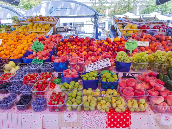 Ljubljana, Slovenya, 5 Ağustos 2019. kentin tarihi bölümünde geleneksel Pazar çiftlik pazarı. Taze sebze ve meyveler raflara serilir.