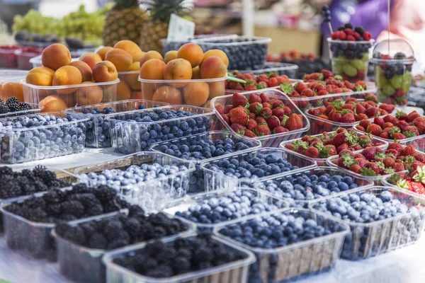 Leckere Erdbeeren Und Blaubeeren Schachteln Auf Der Ladentheke — Stockfoto