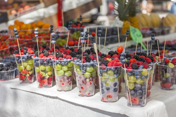 Bir vitrinşeffaf gözlük berry kokteyl