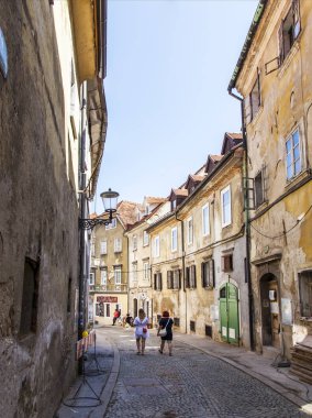 Ljubljana, Slovenya, 5 Ağustos 2019. pitoresk şehir manzarası. Şehrin tarihi bölümünde güzel sokak