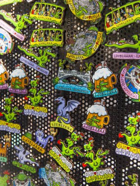 Ljubljana, Slovenya, 5 Ağustos 2019. geleneksel Pazar fuarı. Tezgahta geleneksel Sloven hediyelik eşyaları