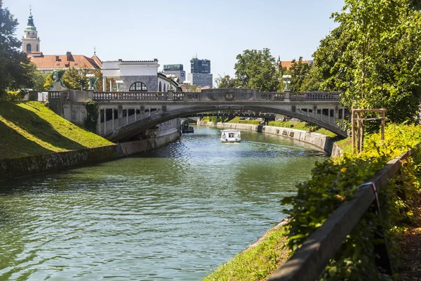 Ljubljana Slovenien Augusti 2019 Pittoresk Utsikt Över Staden River Embankment — Stockfoto