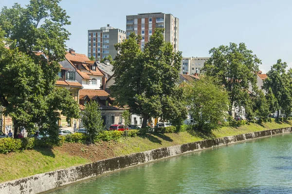 Ljubljana Słowenia Sierpnia 2019 Malowniczym Widokiem Miasto Nasyp Rzeki Ljubljanica — Zdjęcie stockowe