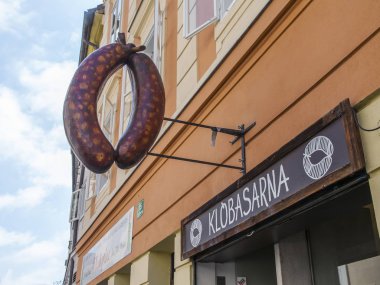 Ljubljana, Slovenya, 5 Ağustos 2019. Şehrin tarihi bölümünde geleneksel vintage mağaza tabelaları.