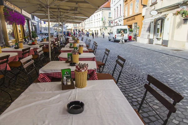 Ljubljana Słowenia Sierpnia 2019 Przytulna Kawiarnia Uliczna Zabytkowej Części Miasta — Zdjęcie stockowe
