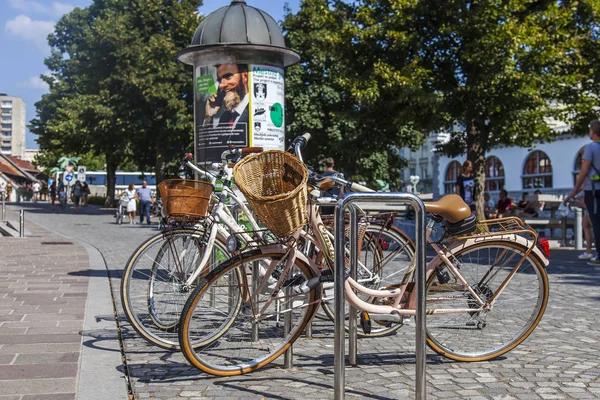 Ljubljana Slovenië Augustus 2019 Fietsenstalling Aan Oevers Van Rivier Ljubljanica — Stockfoto