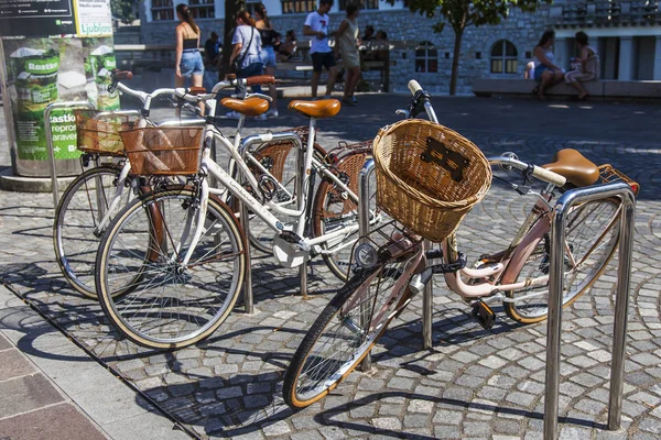 斯洛文尼亚卢布尔雅那 2019年8月5日 卢布尔雅尼察河岸边自行车停车场 — 图库照片
