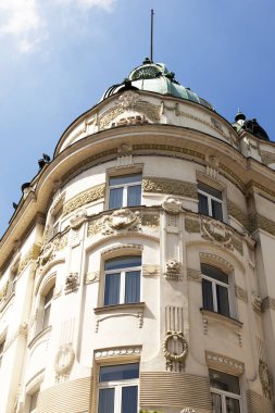 Ljubljana, Slovenya, 5 Ağustos 2019. Şehir merkezinde modern tarzda tarihi binanın cephe parçası