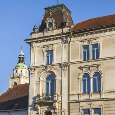 Ljubljana, Slovenya, 5 Ağustos 2019. Şehir merkezinde modern tarzda tarihi binanın cephe parçası