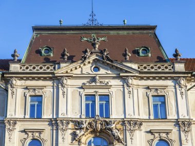 Ljubljana, Slovenya, 5 Ağustos 2019. Şehir merkezinde modern tarzda tarihi binanın cephe parçası