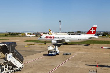 Belgrad, Sırbistan, 10 Ağustos 2019. Belgrad Uluslararası Havaalanı'nda uçağın yer hizmetleri