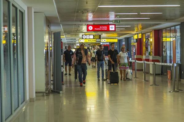 Belgrad Serbien Augusti 2019 Passagerare Belgrad Internationell Flygplats — Stockfoto