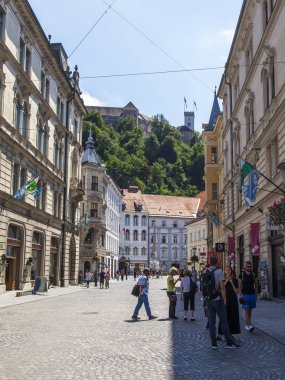 Ljubljana, Slovenya, 5 Ağustos 2019. pitoresk şehir manzarası. Şehrin tarihi bölümünde güzel sokak