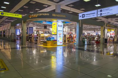 Moskova, Rusya, 3 Ağustos 2019. Sheremetyevo Uluslararası Havaalanı Terminal E Iç. Giden yolcu salonunda gümrüksüz ticaret bölgesi
