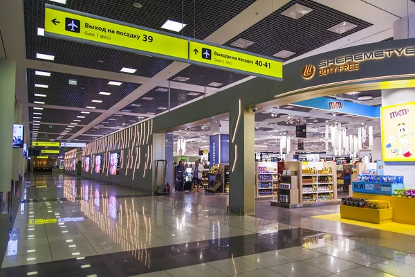 2019年8月3日 ロシア モスクワ シレメチェヴォ国際空港ターミナルEの内部 出発ホール内の免税貿易区域 — ストック写真