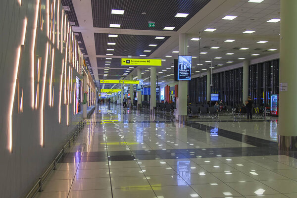 Москва, Россия, 3 августа 2019 года. Интерьер Терминала Е Международного аэропорта Шереметьево. Зона беспошлинной торговли в зале вылета
